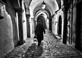 أحمِلُ إثمَ مائتيْ سنة