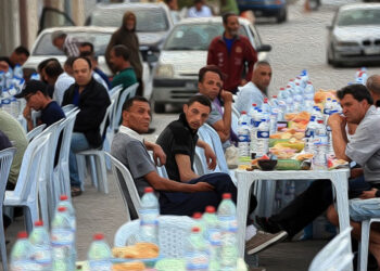 الخير على قارعة الطريق: موائد الإفطار الرمضانية في تونس