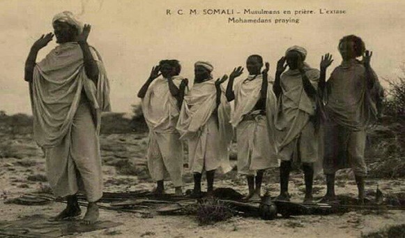 صورة لجماعة صومالية تصلي