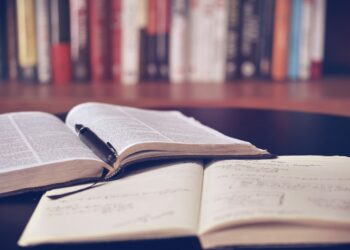 كيف تكتب عرضًا أو مراجعة لكتاب؟