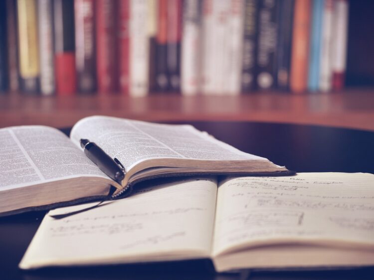 كيف تكتب عرضًا أو مراجعة لكتاب؟