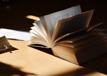 الفلسفة والأدب: الوجود وأسئلة المعنى في التجربة الإنسانية